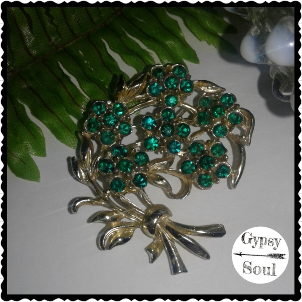 Vintage emerald green brooch